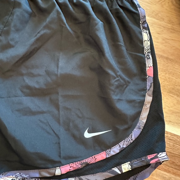Nike lined shorts size medium - Picture 3 of 4